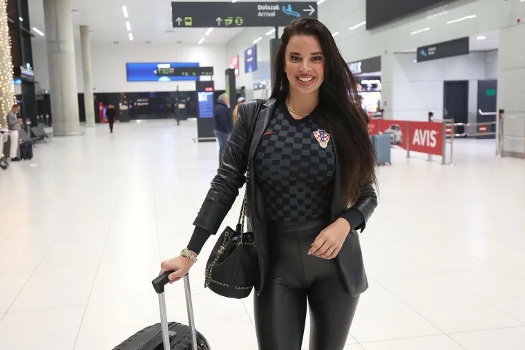 Ivana Knoll osvanula zakopčana do grla: Pojavila se u elegantnom bijelom odijelu - kamo se to uputila?