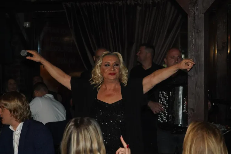 Kada je došla u Beograd, kako bi tih sedamdesetih godina prošlog stoljeća gradila karijeru, upoznala je harmonikaša Miroljuba Aranđelovića Kemiša za kog se i udala. Bili su zajedno tri godine. Onda su mediji počeli brujati o tome da je Vesni supruga otela Zorica Brunclik, s kojom je Kemiš i danas.
