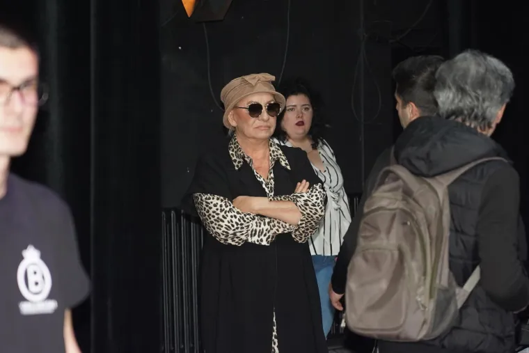 Inače, kad je imala godinu dana, roditelji su joj se razveli, a Vesna je odrasla kod bake po majci u prigradskom naselju Kovači kraj Kraljeva. Završila je osnovnu školu u obližnjoj Ribnici i kurs za daktilografkinju.