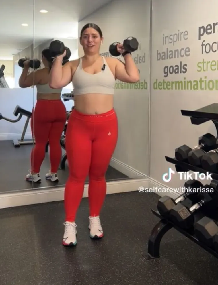 U kratkom videu nosi sportsku odjevnu kombinaciju i pozira s utezima, a zatim se odmaknula od kamere kako bi pokazala svoju nevjerojatnu figuru.