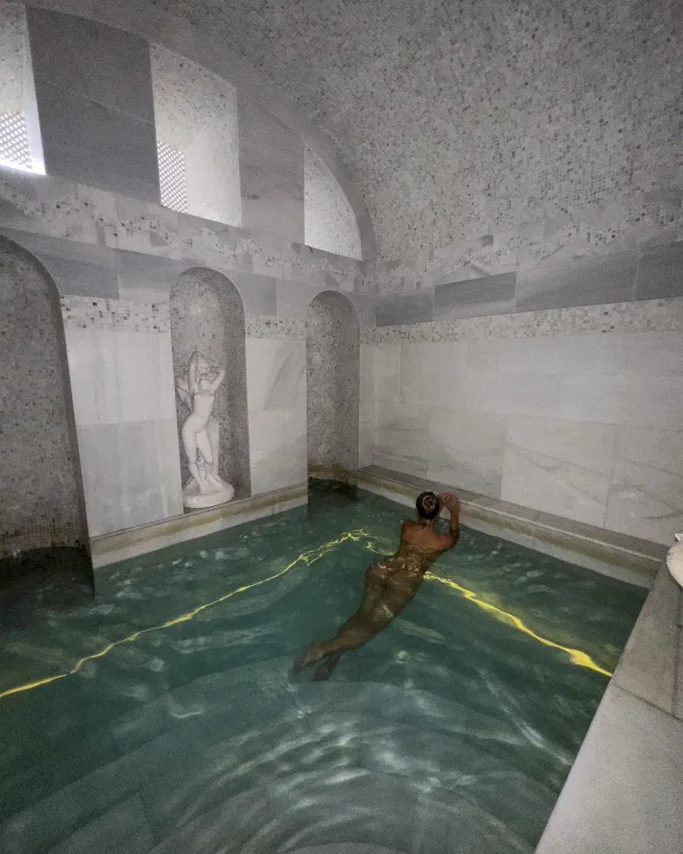 Ivana nema nimalo srama, pozirala je potpuno gola u bazenu i zapalila mreže: 'Ova fotografija je srčani udar'