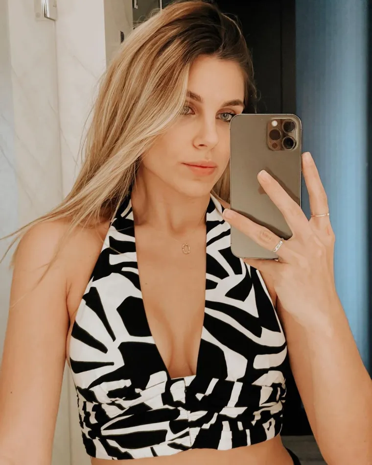 Ivana nema nimalo srama, pozirala je potpuno gola u bazenu i zapalila mreže: 'Ova fotografija je srčani udar'