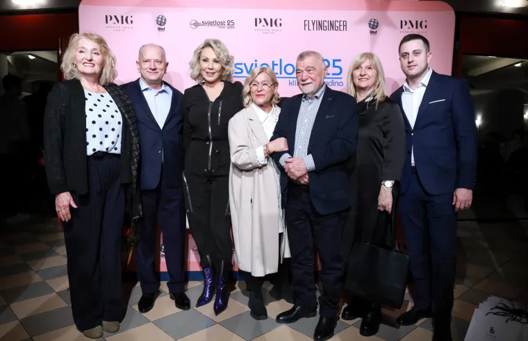 Lepa Brena se izljubila s Mesićem: 'Ona je bila jedno iznenađenje. Malo su je s čuđenjem dočekali, a onda je...'