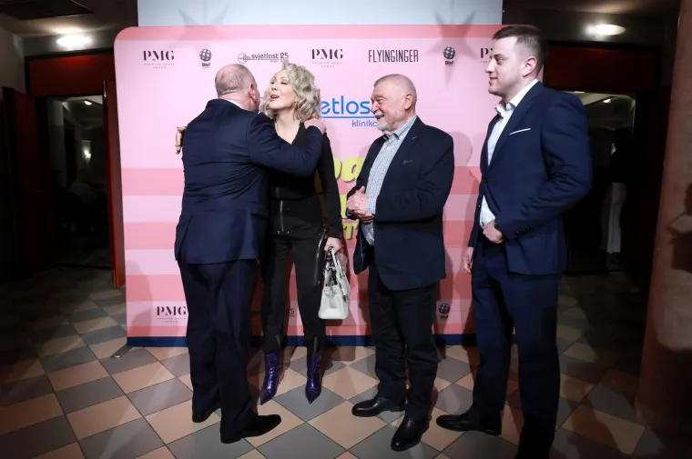 Lepa Brena se izljubila s Mesićem: 'Ona je bila jedno iznenađenje. Malo su je s čuđenjem dočekali, a onda je...'
