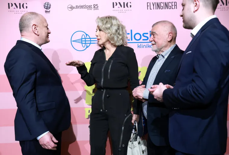 Lepa Brena se izljubila s Mesićem: 'Ona je bila jedno iznenađenje. Malo su je s čuđenjem dočekali, a onda je...'