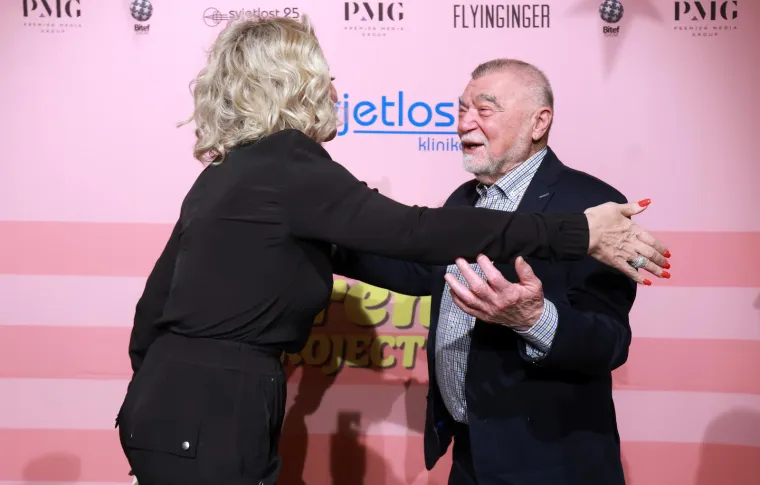 Lepa Brena se izljubila s Mesićem: 'Ona je bila jedno iznenađenje. Malo su je s čuđenjem dočekali, a onda je...'