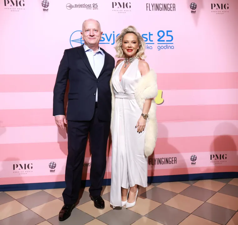 Maja &Scaron;uput na predstavi Lepe Brene izgledala kao Marilyn Monroe pa napravila scenu i umalo udarila supruga Nenada