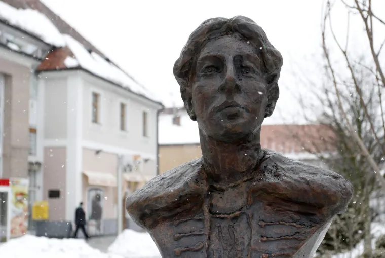 KATARINA ZRINSKI (1625. - 1673.) bila je kći Vuka Krste Frankopana i žena Petra Zrinskog te najstarija do sada poznata hrvatska književnica. Nakon pada Zrinskih i Frankopana, ona i njezina najmlađa kći Zora Veronika bile su zatočene u Grazu te izložene poniženjima, a shrvana patnjama i bolešću, Katarina Zrinska umrla je u samostanu. Godine 1661. objavila je molitvenik &apos;Putni tovaruš&apos; koje se smatra jednim od najznačajnijih djela hrvatske barokne književnosti.