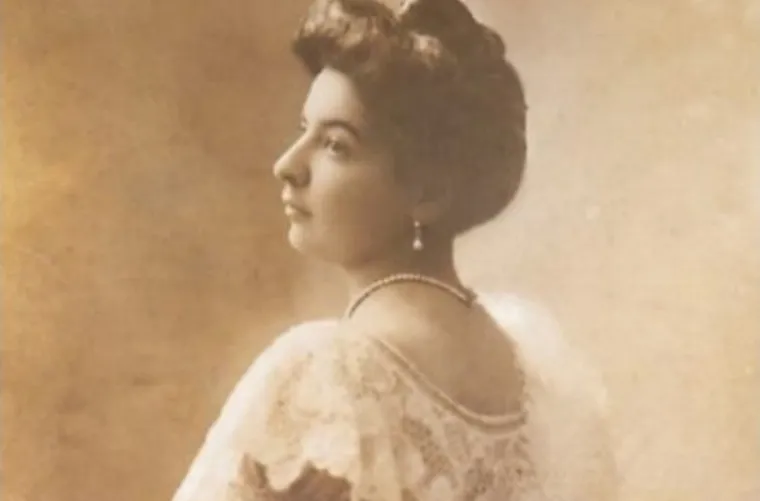 DORA PEJAČEVIĆ (1885. – 1923.) bila je kći hrvatskoga bana, grofa Teodora Pejačevića i mađarske barunice Lille Vay de Vaya. Prva je žena skladateljica u Hrvatskoj čiji opus Europa i svijet tek danas bolje upoznaju i dostojno vrednuju. Prvu skladbu napisala je u 12. godini. Glazbeno se obrazovala u Zagrebu, Dresdenu i Münchenu. Živjela je usamljeno i neshvaćeno, ne uklapajući se u aristokratsko okruženje. Prijateljevala je s mnogim čuvenim intelektualcima i umjetnicima svoga doba poput Reinera Marie Rilkea i Karla Krausa. Za sobom je ostavila bogat opus od 58 djela od kojih mnoga nisu još objavljena. Vrhunac karijere doživjela je praizvedbom svoje simfonije u Dresdenu 1921. godine. Preminula je mlada, u dobi od 37 godina, nakon poroda sina jedinca Thea. Umrla je u Münchenu, a naknadno je njezino tijelo prevezeno u Našice gdje je odrasla. Pokopana je, ali izvan obiteljske grobnice, jer se nije udala za plemića.