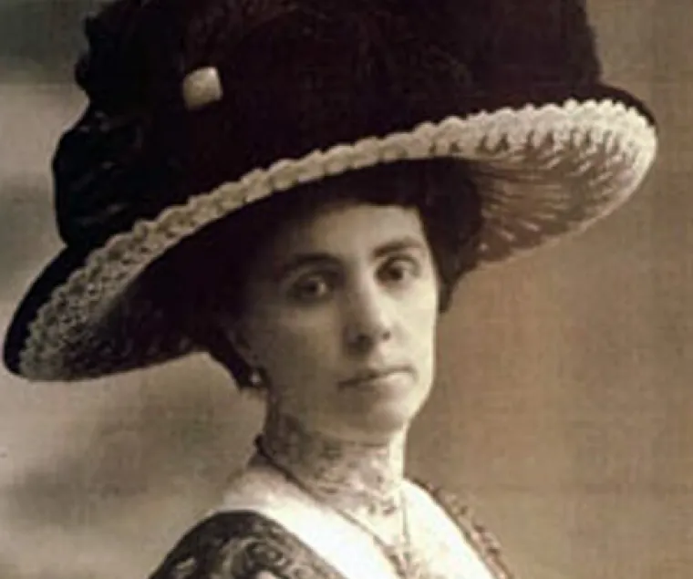 IVANA BRLIĆ MAŽURANIĆ (1874. - 1938.), često je nazivaju &apos;hrvatskim Andersenom&apos;, ali i &apos;hrvatskim Tolkienom&apos; jer slovi za jednu od najznačajnijih spisateljica za djecu u svjetskim razmjerima. Pozornost je privukla 1913. godine romanom za djecu &quot;Čudnovate zgode šegrta Hlapića&quot;, a njenim književnim vrhuncem smatra se zbirka pripovjedaka &quot;Priče iz davnine&quot;, objavljena 1916. godine. Bila je prva žena primljena u tadašnju Jugoslavensku akademiju znanosti i umjetnosti, današnji HAZU. Četiri puta je nominirana za Nobelovu nagradu za književnost, a djela su joj prevedena na sve važnije svjetske jezike. Bila je majka sedmero djece, a isticala se i u političkom životu kao gorljiva protivnica mađarizacije i germanizacije.