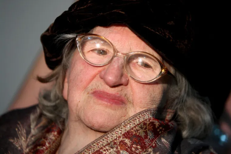 VESNA PARUN (1922. − 2010.) najznačajnija je hrvatska pjesnikinja s ogromnim opusom u kojemu je više od 60 knjiga. Pjesnički vrhunac dosegla je već na samom početku, svojom prvom zbirkom pjesama &apos;Zore i vihori&apos; iz 1947. godine. Osim poezije, pisala je dječje i satiričke pjesme, prozu i drame, a djela su joj prevedena na mnoge jezike. Poprilično razočarana u svijet oko sebe, ne uvijek shvaćena i prihvaćena, veći dio života proživjela je ogorčena okolinom i u svojevrsnom otpadništvu. 