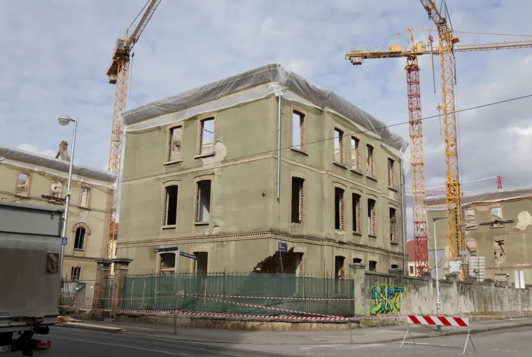 Urušio se dio zgrade u centru Zagreba: Prekinut je tramvajski promet