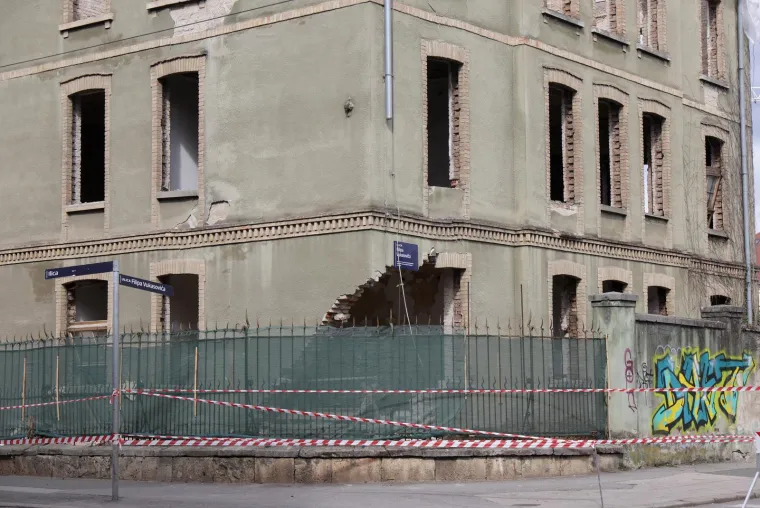 Urušio se dio zgrade u centru Zagreba: Prekinut je tramvajski promet