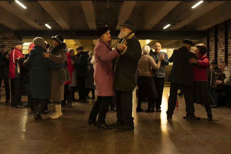 Zemlja je u ratu, ali ne vlada samo  tuga. Pogledajte kako se pleše u podzemnoj u Kijevu