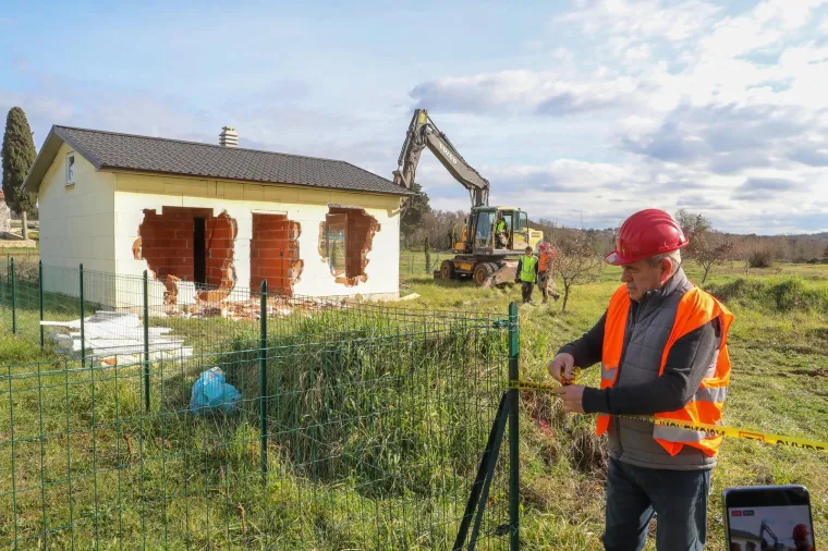 Ru&scaron;e se bespravni objekti u Istri