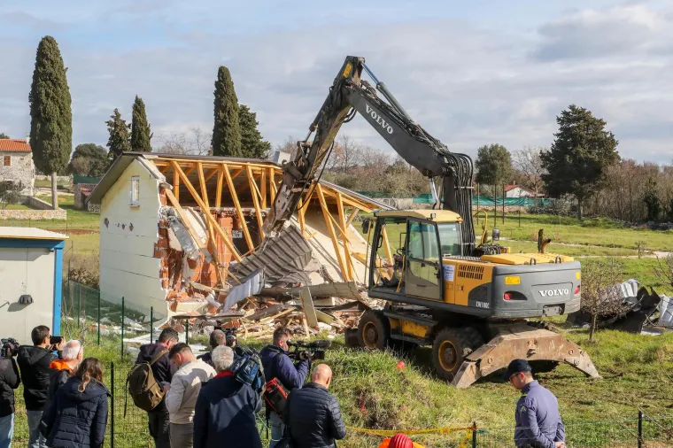 Ru&scaron;e se bespravni objekti u Istri
