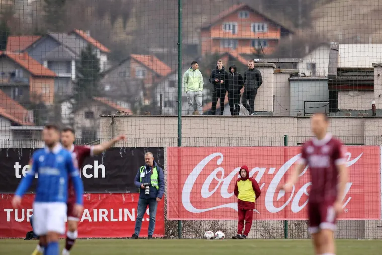 'U Zenicu kada pođem ja': Navijač u tačkama privukao pažnju, a kome se to smješka bjegunac od hrvatskog pravosuđa