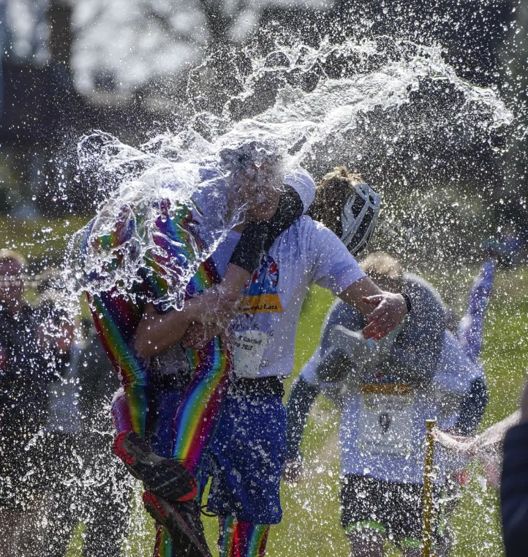 Ovako Englezi obilježavaju Dan žena: Dok jedni nose žene na leđima, drugi u naručju imaju psa