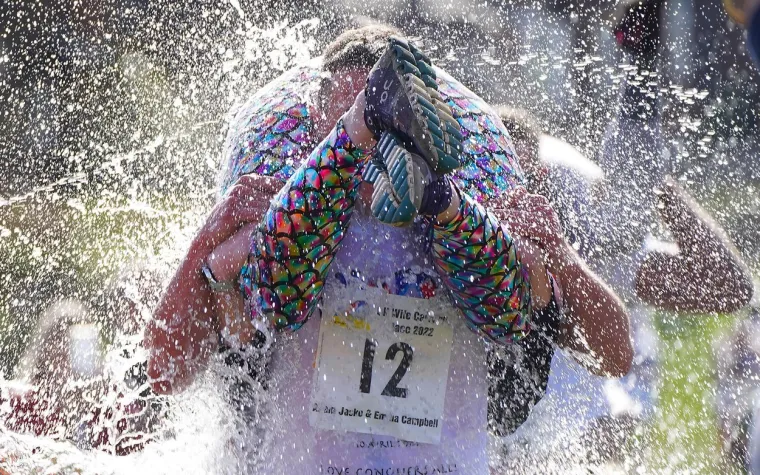 Ovako Englezi obilježavaju Dan žena: Dok jedni nose žene na leđima, drugi u naručju imaju psa