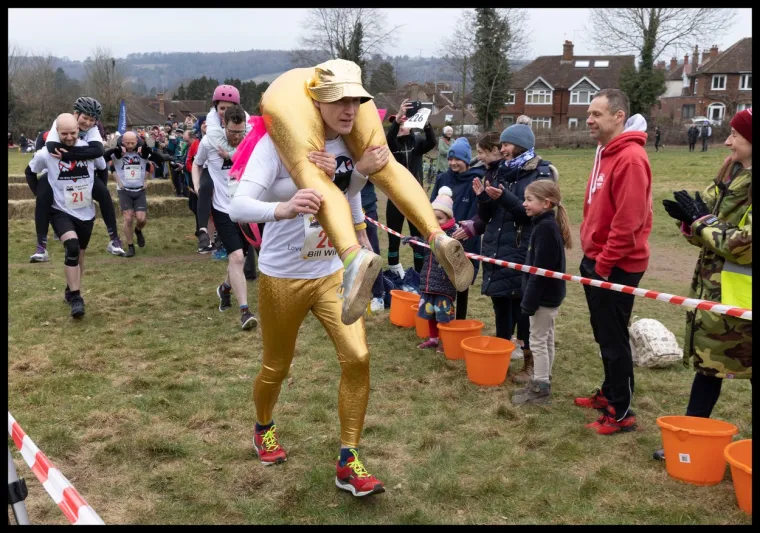 Ovako Englezi obilježavaju Dan žena: Dok jedni nose žene na leđima, drugi u naručju imaju psa