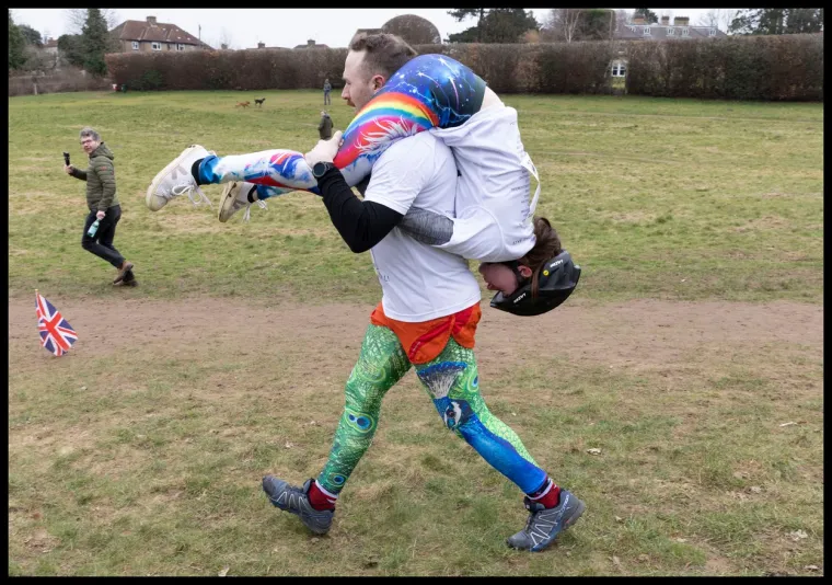 Ovako Englezi obilježavaju Dan žena: Dok jedni nose žene na leđima, drugi u naručju imaju psa