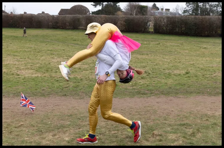 Ovako Englezi obilježavaju Dan žena: Dok jedni nose žene na leđima, drugi u naručju imaju psa