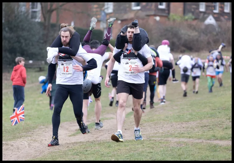 Ovako Englezi obilježavaju Dan žena: Dok jedni nose žene na leđima, drugi u naručju imaju psa