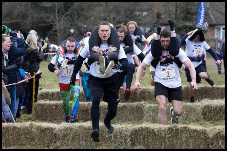 Ovako Englezi obilježavaju Dan žena: Dok jedni nose žene na leđima, drugi u naručju imaju psa