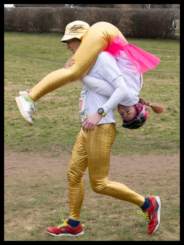 Ovako Englezi obilježavaju Dan žena: Dok jedni nose žene na leđima, drugi u naručju imaju psa