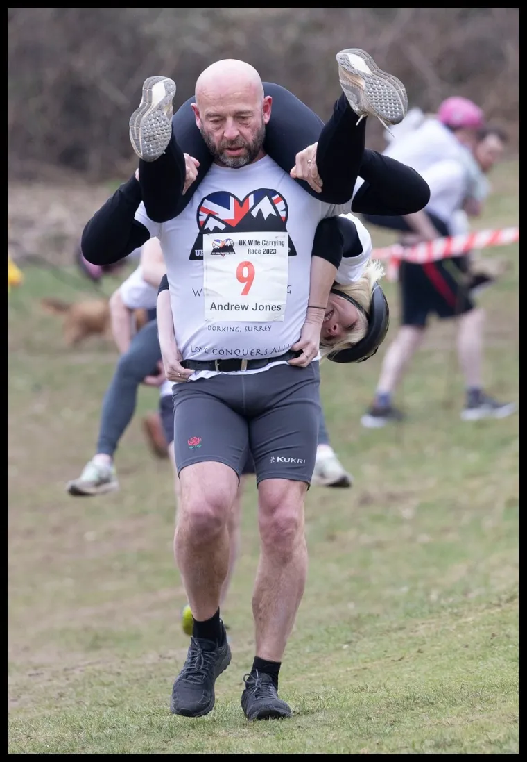 Ovako Englezi obilježavaju Dan žena: Dok jedni nose žene na leđima, drugi u naručju imaju psa