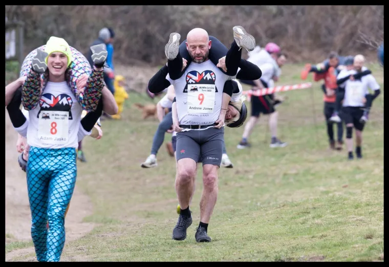 Ovako Englezi obilježavaju Dan žena: Dok jedni nose žene na leđima, drugi u naručju imaju psa