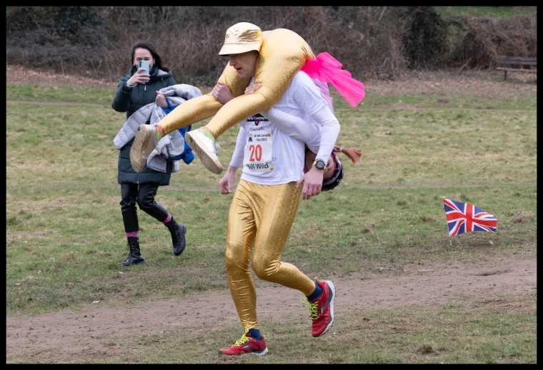 Ovako Englezi obilježavaju Dan žena: Dok jedni nose žene na leđima, drugi u naručju imaju psa