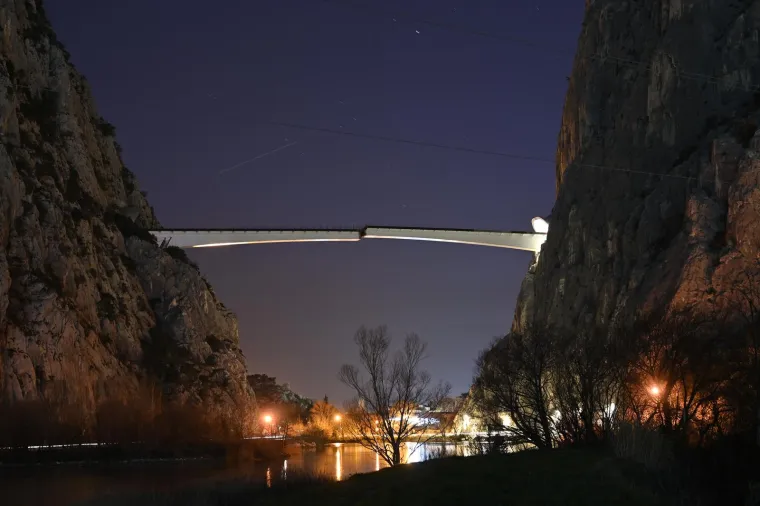 Milimetri nas dijele od spajanja novog mosta iznad Cetine. Ovo su posljednje fotografije prije samog otvaranja