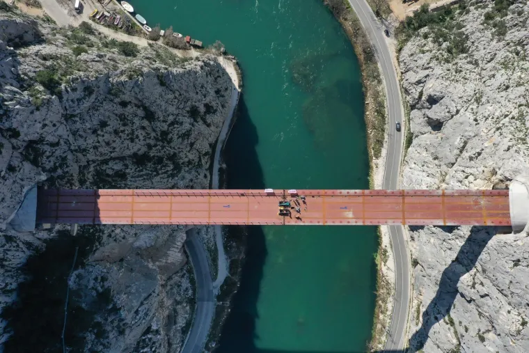 Milimetri nas dijele od spajanja novog mosta iznad Cetine. Ovo su posljednje fotografije prije samog otvaranja