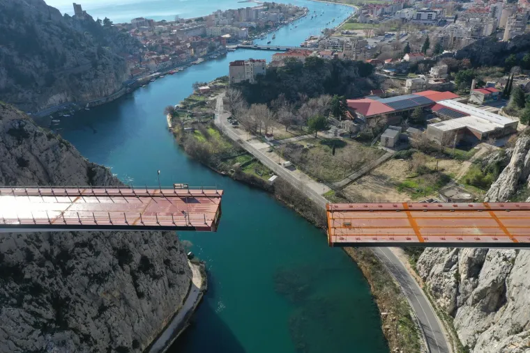Milimetri nas dijele od spajanja novog mosta iznad Cetine. Ovo su posljednje fotografije prije samog otvaranja