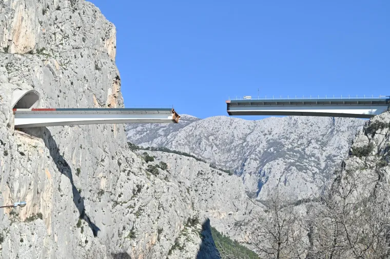 Milimetri nas dijele od spajanja novog mosta iznad Cetine. Ovo su posljednje fotografije prije samog otvaranja