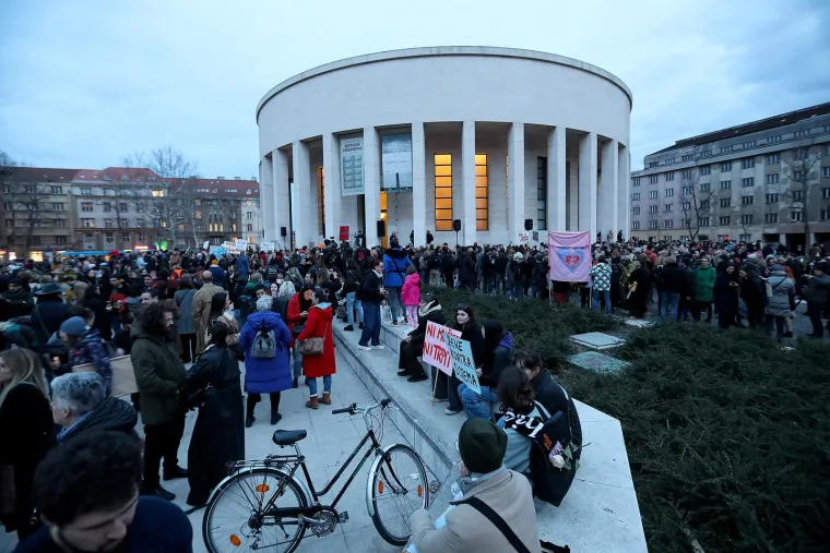 Noćni mar&scaron; u povodu Dana žena, građani kreativnim transparentima poslali žestoke poruke: 'Uvijek glasne, zauvijek borbene'