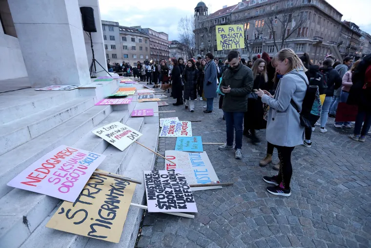 Noćni mar&scaron; u povodu Dana žena, građani kreativnim transparentima poslali žestoke poruke: 'Uvijek glasne, zauvijek borbene'