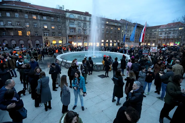 Noćni mar&scaron; u povodu Dana žena, građani kreativnim transparentima poslali žestoke poruke: 'Uvijek glasne, zauvijek borbene'