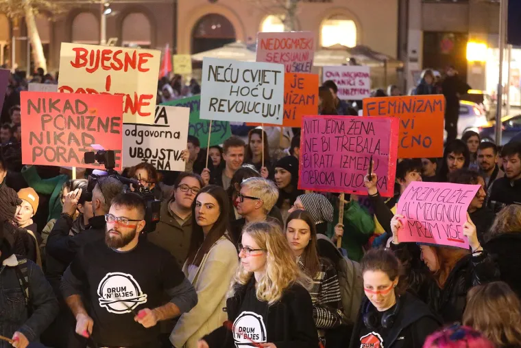 Noćni mar&scaron; u povodu Dana žena, građani kreativnim transparentima poslali žestoke poruke: 'Uvijek glasne, zauvijek borbene'