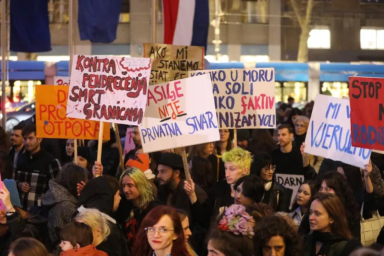 Noćni mar&scaron; u povodu Dana žena, građani kreativnim transparentima poslali žestoke poruke: 'Uvijek glasne, zauvijek borbene'