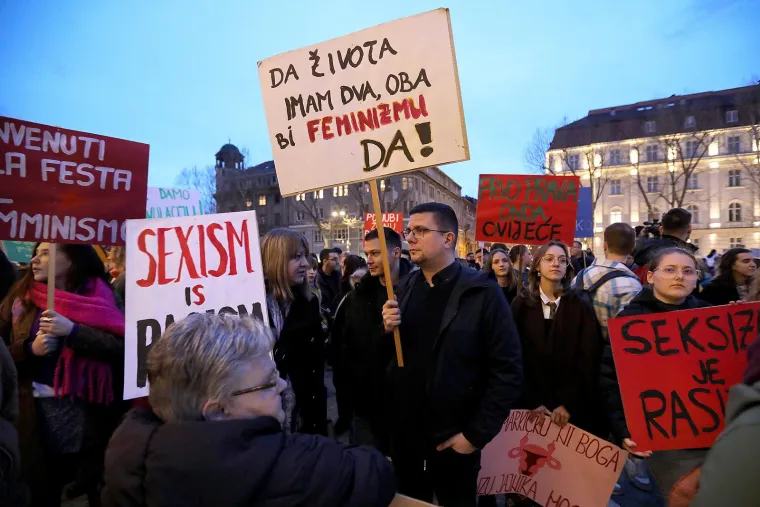 Noćni mar&scaron; u povodu Dana žena, građani kreativnim transparentima poslali žestoke poruke: 'Uvijek glasne, zauvijek borbene'