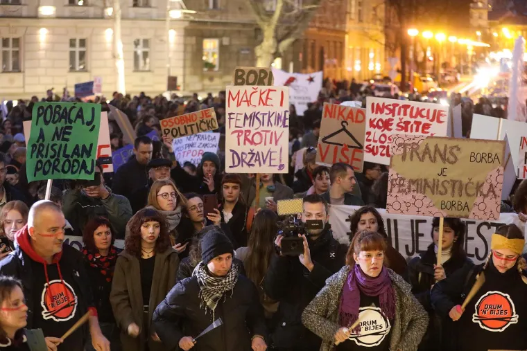 Noćni mar&scaron; u povodu Dana žena, građani kreativnim transparentima poslali žestoke poruke: 'Uvijek glasne, zauvijek borbene'