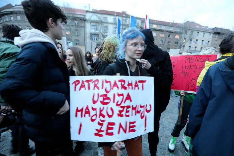 Noćni mar&scaron; u povodu Dana žena, građani kreativnim transparentima poslali žestoke poruke: 'Uvijek glasne, zauvijek borbene'