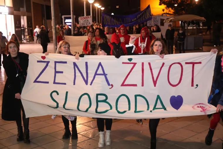 Poruke žena s Noćnog marša: 'Ništa kontra klita. Štrajk u kuhinji, štrajk na ulici!'