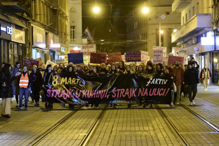 Poruke žena s Noćnog marša: 'Ništa kontra klita. Štrajk u kuhinji, štrajk na ulici!'