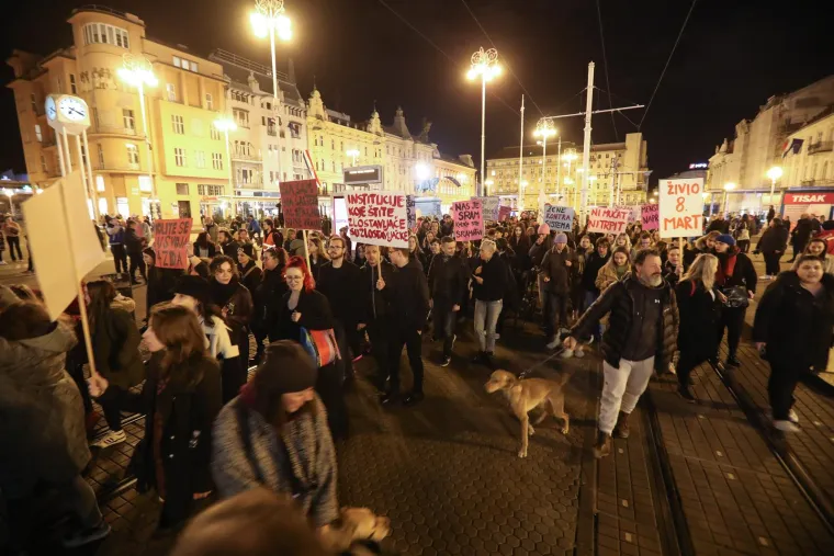 Poruke žena s Noćnog marša: 'Ništa kontra klita. Štrajk u kuhinji, štrajk na ulici!'