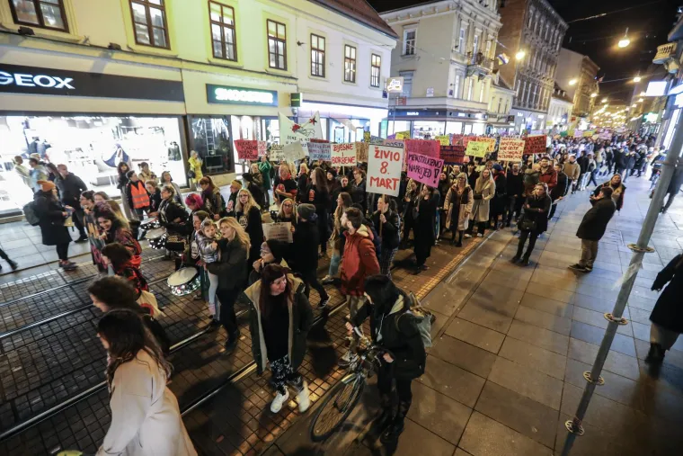 Poruke žena s Noćnog marša: 'Ništa kontra klita. Štrajk u kuhinji, štrajk na ulici!'