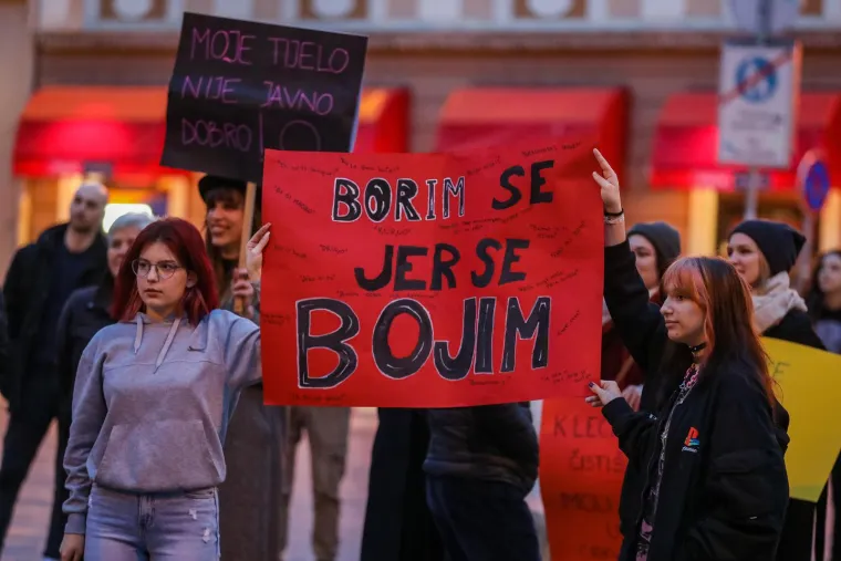 Poruke žena s Noćnog marša: 'Ništa kontra klita. Štrajk u kuhinji, štrajk na ulici!'