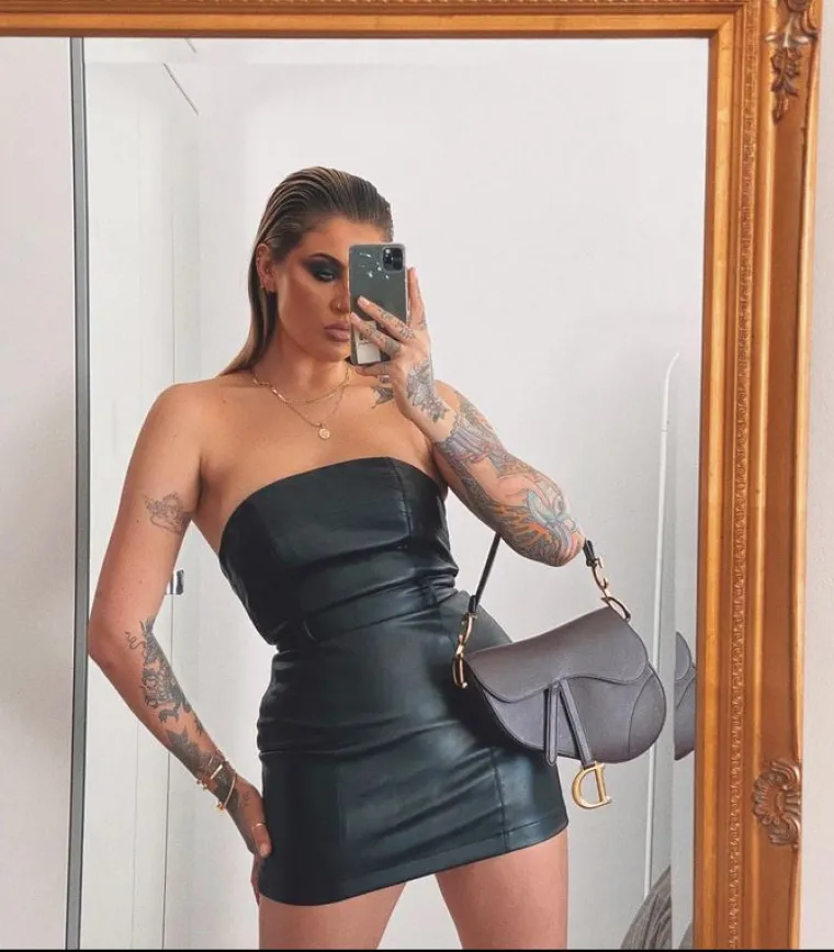 Vizažistica i YouTube zvijezda Kandee Johnson dodala je: &quot;Čestitam ti, moćna ljepotice! Tako sam ponosna na tebe. Navijam za tebe i šaljem ti zagrljaje.&quot; 